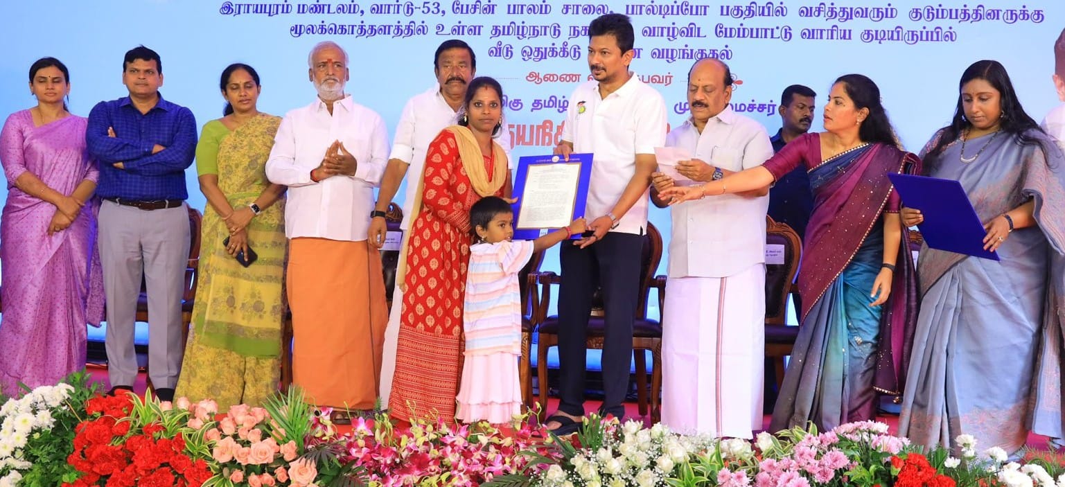 குடியிருப்பு வீடு ஒதுக்கீடு ஆணைகளை துணை முதல்வர் உதயநிதி வழங்கினார்