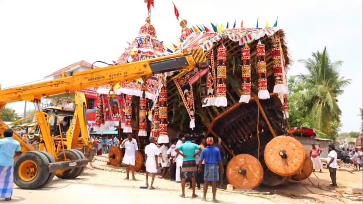 அய்யனார் கோவில் தேர் அச்சு முறிந்து சாய்ந்தது