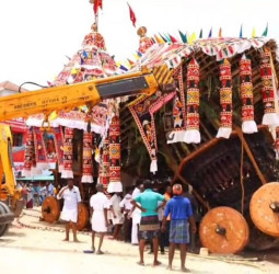அய்யனார் கோவில் தேர்  அச்சு முறிந்து சாய்ந்தது