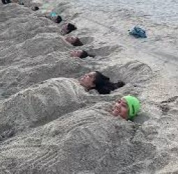 உடலுக்கு புத்துணர்ச்சியூட்டுகிறது" - சார்ஜாவில் பிரபலமாகும் 'மணல் குளியல்'