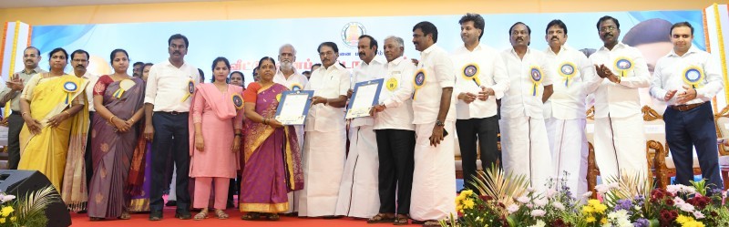 பயனாளிகளுக்கு வீட்டுமனைப் பட்டாக்களை அமைச்சர்கள் கே.கே.எஸ்.எஸ். ஆர். ராமச்சந்திரன், முத்துசாமி, சேகர்பாபு ஆகியோர் வழங்கினர்