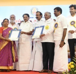 பயனாளிகளுக்கு வீட்டுமனைப் பட்டாக்களை அமைச்சர்கள் கே.கே.எஸ்.எஸ். ஆர். ராமச்சந்திரன், முத்துசாமி, சேகர்பாபு ஆகியோர் வழங்கினர்