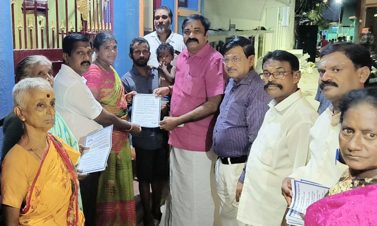 அதிமுக ஆட்சியின் 10 ஆண்டு கால சாதனைகளை விளக்கி துண்டு பிரசுரங்களை வழங்கி விழிப்புணர்வு