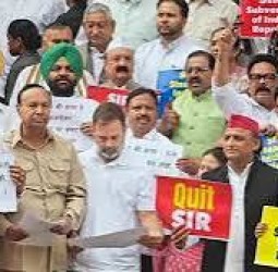 நாடாளுமன்ற வளாகத்தில் இந்தியா கூட்டணி எம்.பி.க்கள் போராட்டம்