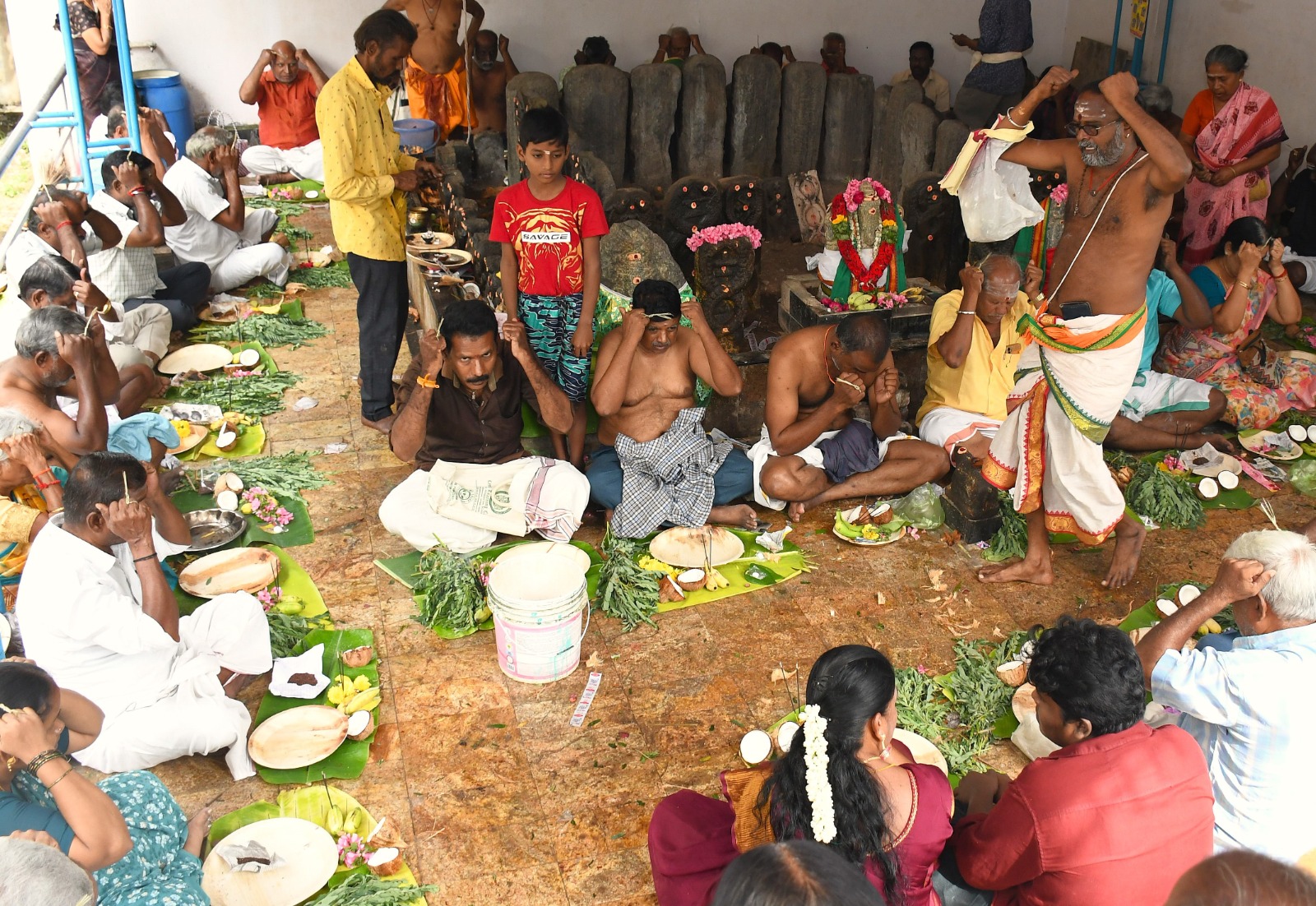விநாயகர் கோவில் வளாகத்தில் முன்னோர்களுக்கு தர்ப்பணம்