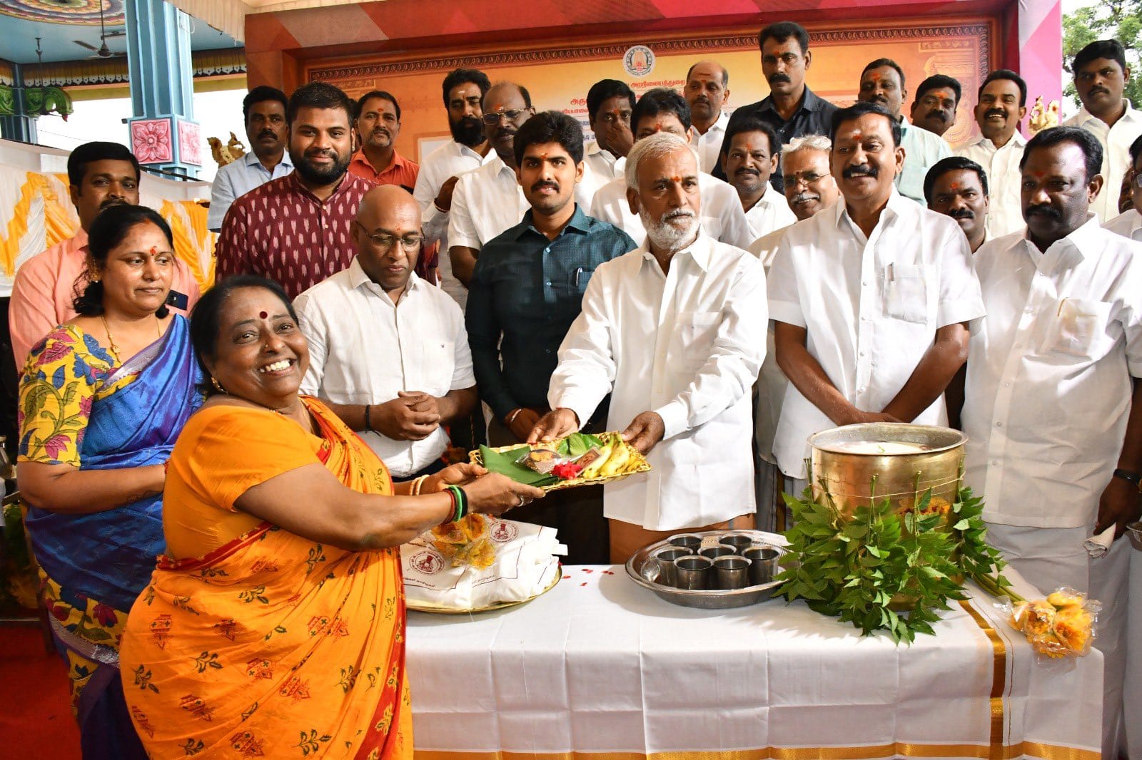 பெரியபாளையம் பவானி அம்மன் கோவிலில் கூழ்வழங்குதல், மங்கலப்பொருட்கள்