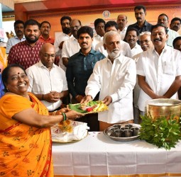 பெரியபாளையம் பவானி அம்மன் கோவிலில் கூழ்வழங்குதல், மங்கலப்பொருட்கள்