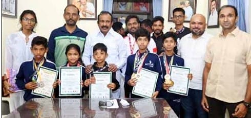 விளையாட்டு வீரர்களை அமைச்சர் முத்துசாமி பாராட்டினார்.