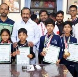 விளையாட்டு வீரர்களை அமைச்சர் முத்துசாமி பாராட்டினார்.