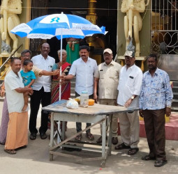 திருவொற்றியூரில் சாலையோர வியாபாரிகளுக்கு நிழற்குடை