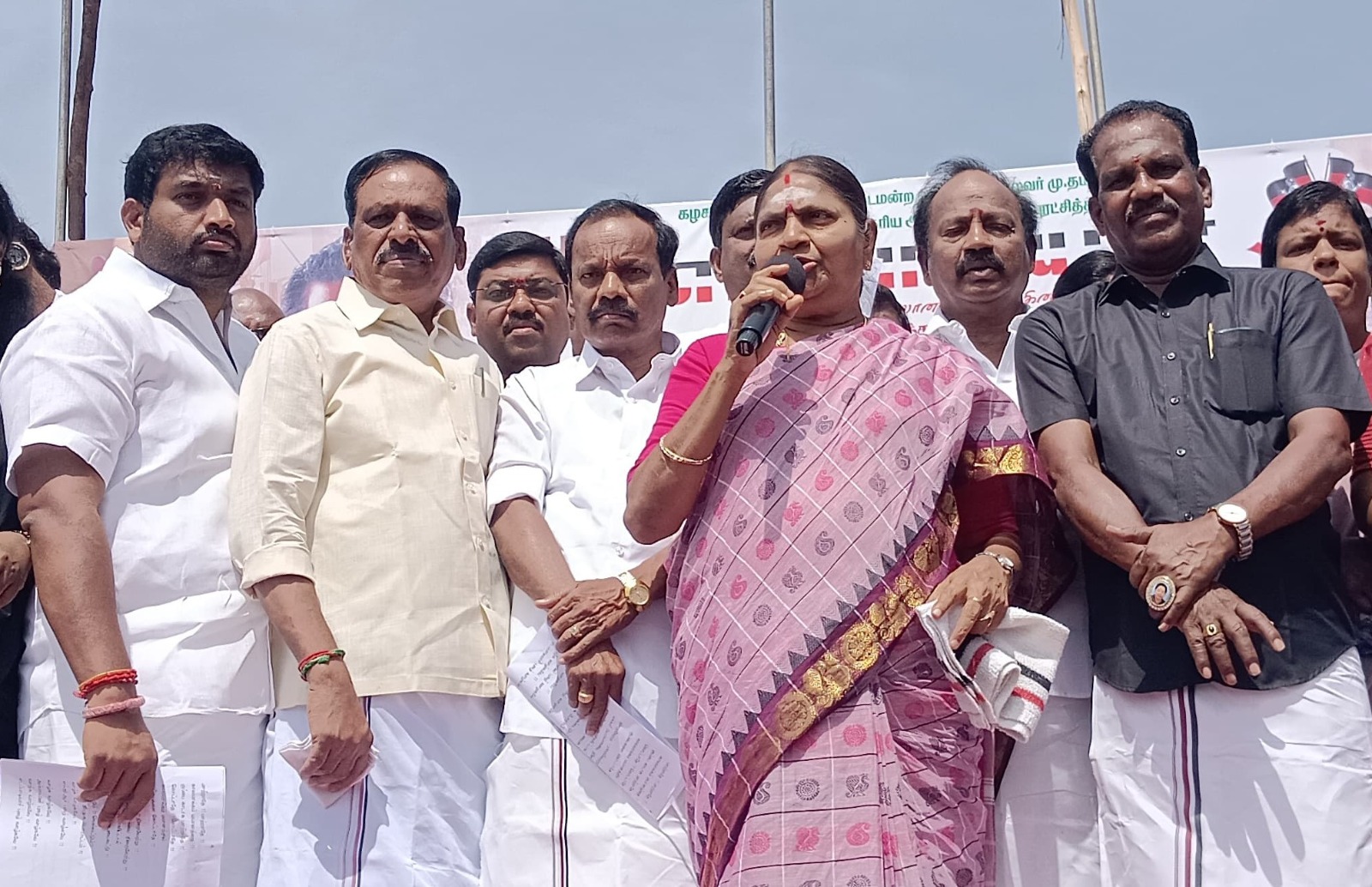 முன்னாள் அமைச்சர் வளர்மதி தலைமையில் அதிமுக கண்டன ஆர்ப்பாட்டம்