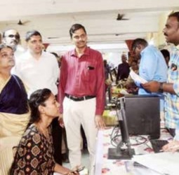 உங்களுடன் ஸ்டாலின் திட்ட முகாமில் மனுக்கள் பதிவேற்றம் பணி