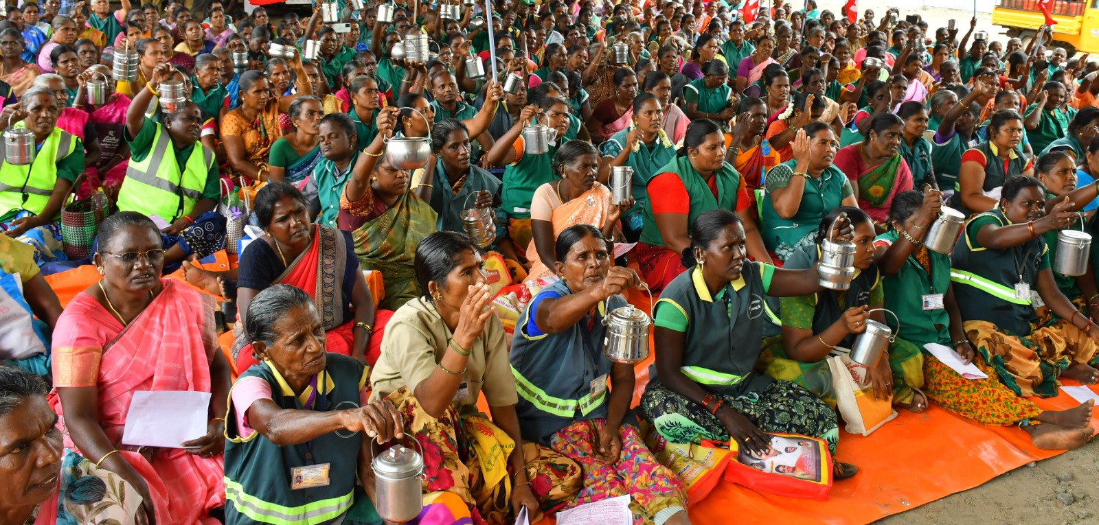 சோற்று சட்டியுடன் காத்திருப்பு போராட்டம்
