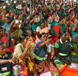 சோற்று சட்டியுடன் காத்திருப்பு போராட்டம்