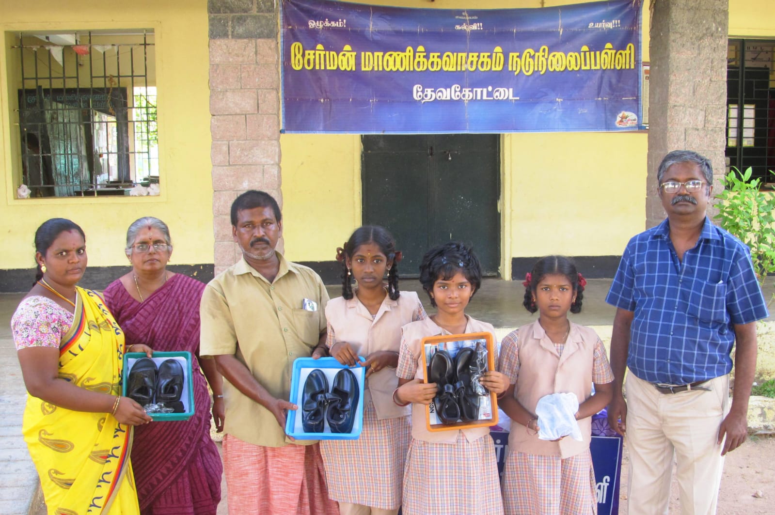 தமிழக அரசின் விலையில்லா ஷுக்கள் ,காலணிகள்