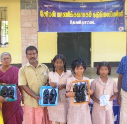 தமிழக அரசின் விலையில்லா ஷுக்கள் ,காலணிகள்