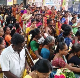 முத்துமாரியம்மன் கோயிலில் மஞ்சள் அபிஷேக தரிசனம்