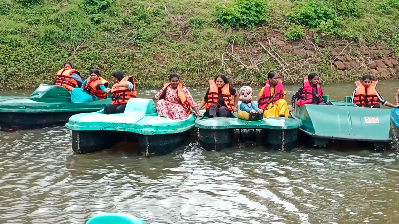 குற்றாலம் சாரல் விழாவில் படகு போட்டி