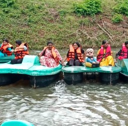 குற்றாலம் சாரல் விழாவில் படகு போட்டி