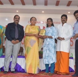 ஸ்ரீ நாராயணி பள்ளியில் பள்ளிகள் நிறுவிய ஆண்டு விழா