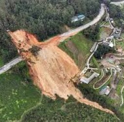 கொச்சி-தனுஷ்கோடி தேசிய நெடுஞ்சாலையில் நிலச்சரிவு; சீரமைப்பு பணி துவங்கியது