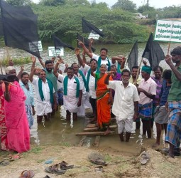 நயினார் நாகேந்திரன் உள்ளிட்ட அரசியல்வாதிகளை கண்டித்து விவசாயிகள் மற்றும் கிராம மக்கள் கருப்பு கொடி