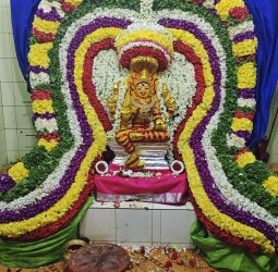 அழகு மாரியம்மனுக்கு ஆடி மாதம் முதல் வெள்ளியை முன்னிட்டு அலங்காரம்