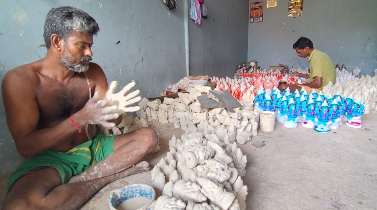 விநாயகர் சிலைகளுக்கு வர்ணம் பூசும் பணி