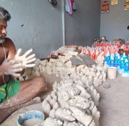 விநாயகர் சிலைகளுக்கு வர்ணம் பூசும் பணி
