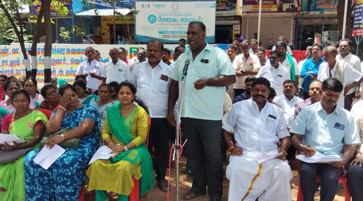 நியாயவிலைக் கடை பணியாளர்கள் ஆறு அம்ச கோரிக்கைகளை வலியுறுத்தி காத்திருப்பு போராட்டம்