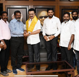 அதிமுக கூட்டணியில் குழப்பம்-தலைமை யார்?திருமாவளவன் கேள்வி