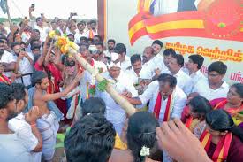 தவெக 2-வது மாநில மாநாடு பந்தல்கால் நடும் விழா: மதுரையில் குவிந்த தொண்டர்கள்!