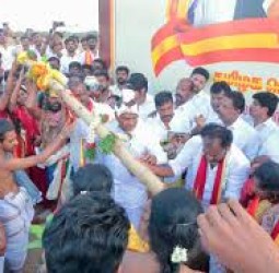 தவெக 2-வது மாநில மாநாடு பந்தல்கால் நடும் விழா: மதுரையில் குவிந்த தொண்டர்கள்!