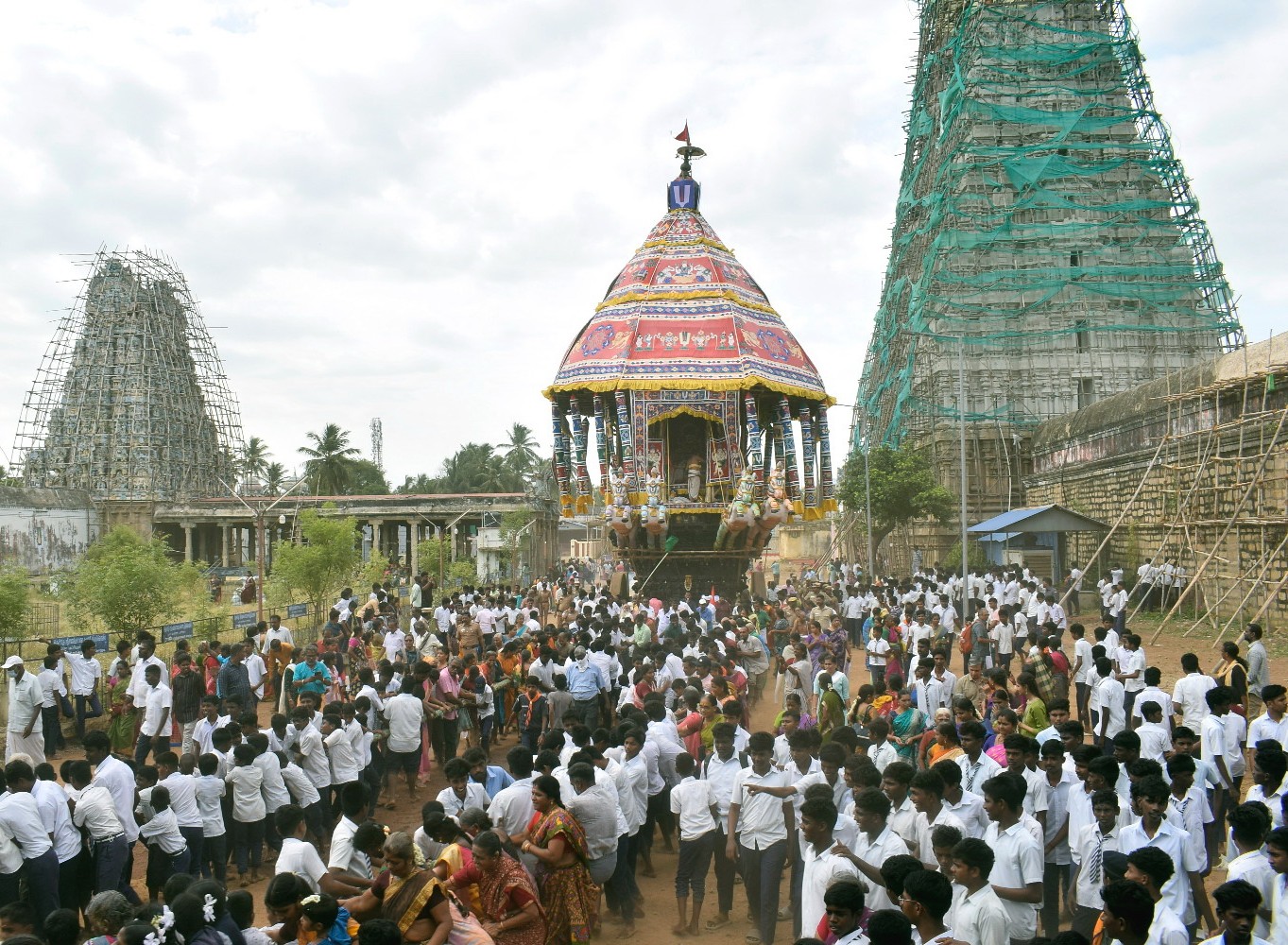 பிரசித்திபெற்ற ராஜகோபாலசுவாமி கோவில் தேரோட்டம்
