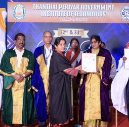 வேலூர் தொரப்பாடி தந்தை பெரியார் அரசு பொறியியற் கல்லூரியில் நேற்று பட்டமளிப்பு விழா