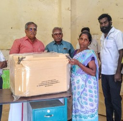 மீனவ கிராமத்தைச் சேர்ந்த 109 மீன் விற்பனையாளர்களுக்கு விலையில்லா ஐஸ் பெட்டிகள்