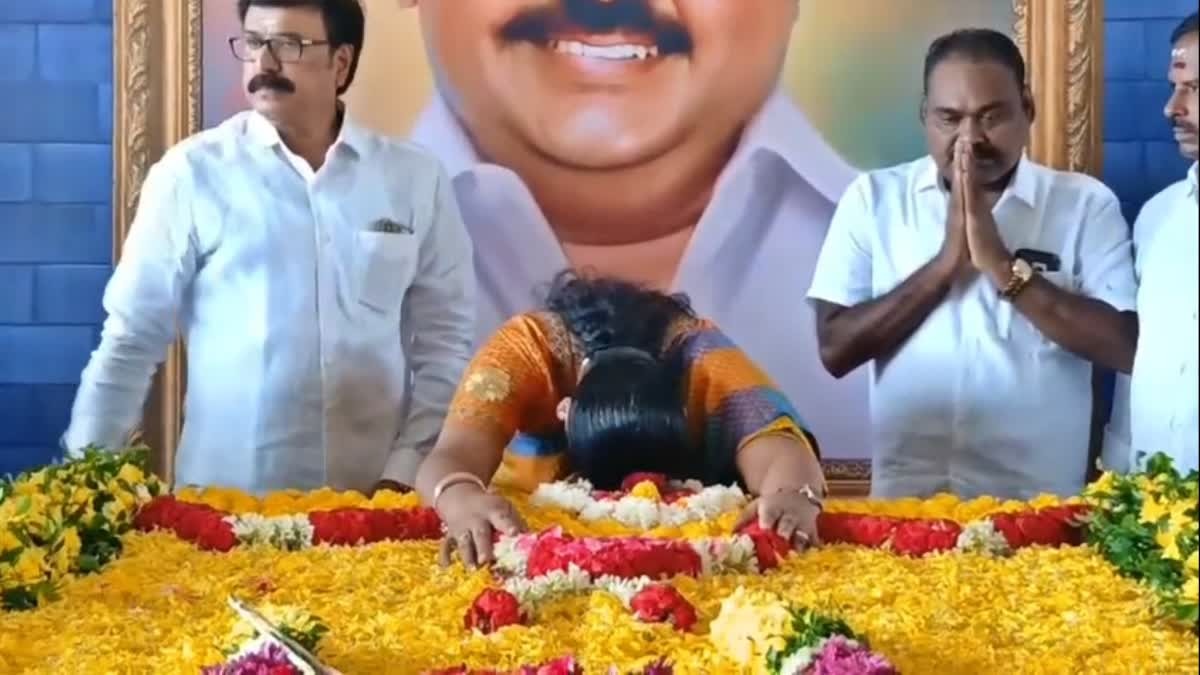 விஜயகாந்த் நினைவிடத்தில், அவரது மனைவியும் தேமுதிக பொதுச் செயலாளருமான பிரேமலதா படையல் வைத்து சிறப்பு பூஜை