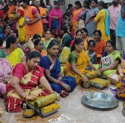 ஆடி முதல் வெள்ளிக்கிழமை யான இன்று மஞ்சள் அபிஷேகம்