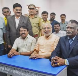 முதல்வர் என்றால் வானளாவிய அதிகாரமா?மகாராஷ்டிரா கவர்னர் பாய்ச்சல்