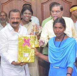 கன்னியாகுமரி கலெக்டர் அலுவலகத்தில் நடந்த நிகழ்வில் தூய்மை பணியாளர்களுக்கு நலத்திட்ட உதவிகள்