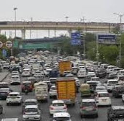 டெல்லியில் வாகனங்களுக்கு கட்டுப்பாடு எதிரொலி: பழைய சொகுசு கார்கள் குறைந்த விலையில் விற்பனை