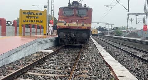 டித்வா புயல் எதிரொலி: பாம்பன் பாலத்தில் ரயில்கள் செல்ல தடை