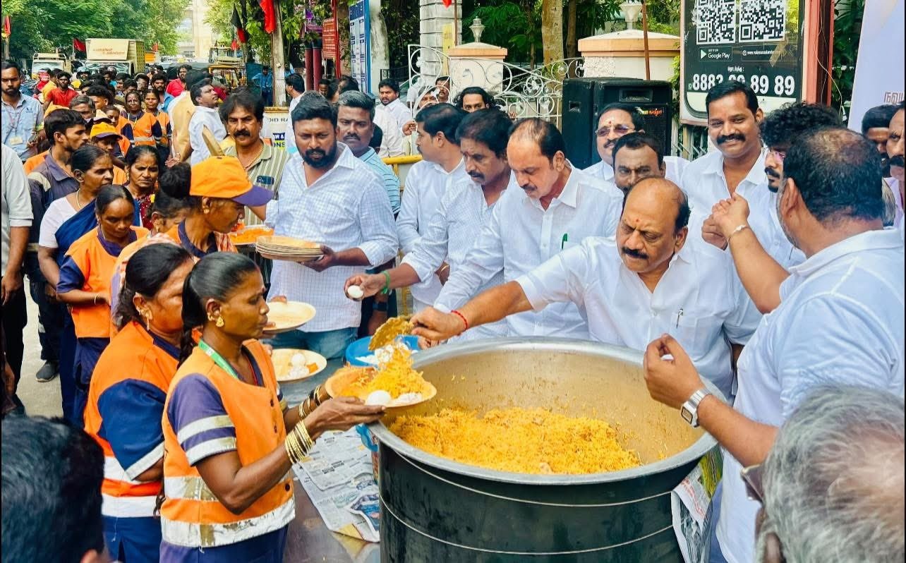 தூய்மை காவலர்கள் மற்றும் பொதுமக்களுக்கு அமைச்சர் தா.மோ.அன்பரசன் இனிப்பு மற்றும் அறுசுவை உணவை வழங்கினார்