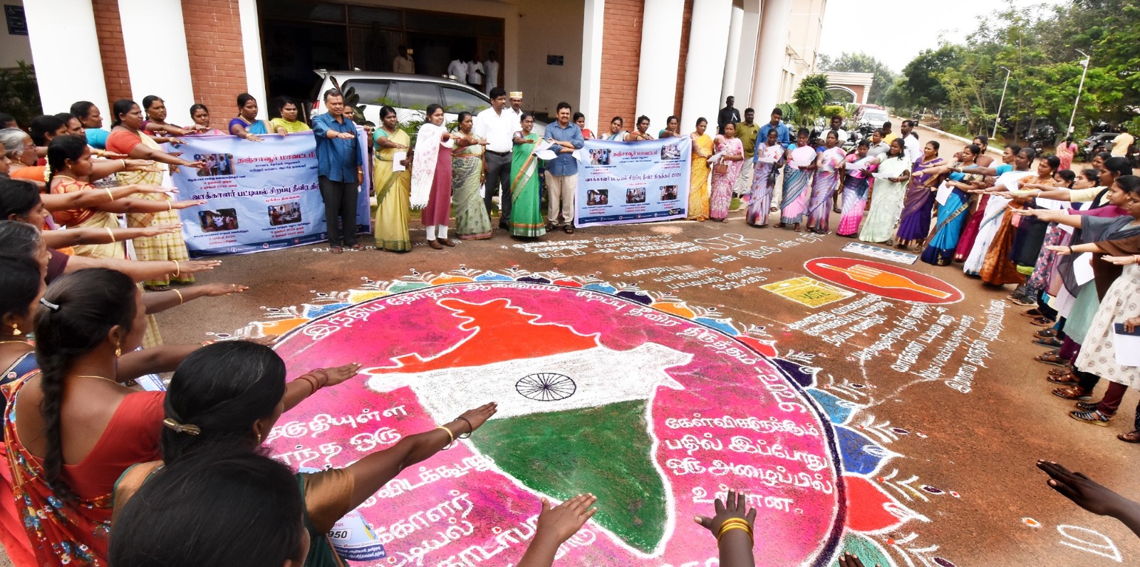 எஸ்ஐஆர் குறித்து, தகுதியுள்ள எந்த வாக்காளரும் விடுபடக்கூடாது என்று விழிப்புணர்வு கோலம்