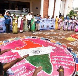 எஸ்ஐஆர் குறித்து, தகுதியுள்ள எந்த வாக்காளரும் விடுபடக்கூடாது என்று விழிப்புணர்வு கோலம்