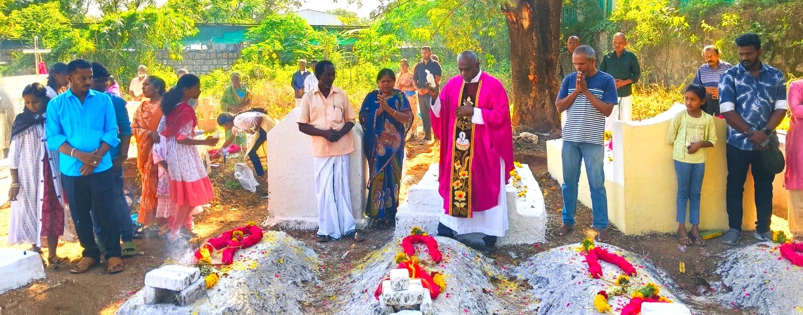 கம்பம் ரோமன் கத்தோலிக்க பேராலய கல்லறையில் நேற்று சிறப்பு திருப்பலி