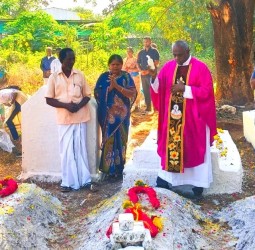 கம்பம் ரோமன் கத்தோலிக்க பேராலய கல்லறையில் நேற்று சிறப்பு திருப்பலி