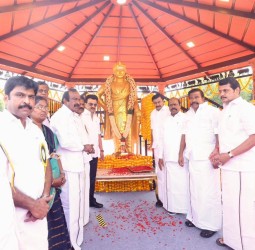 ஈரோடு அரச்சலூர் ஓடாநிலையில் தீரன் சின்னமலை திருவுருவச் சிலைக்கு முதல்வர் ஸ்டாலின் மலர் தூவி மரியாதை