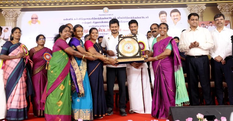 காரைக்குடிஅழகப்பா மாதிரி அரசு பள்ளியில் நடந்த விழா