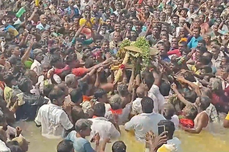 எம்.குன்னத்தூரில் சீனிவாச பெருமாள் கோவில் சக்கரத்தாழ்வார் தீர்த்தவாரி